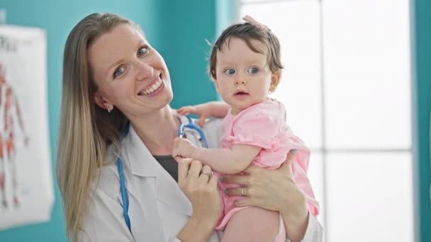 Мати Дочка Педіатр Тримає Дитину Пацієнта Руках Клініці — стокове відео