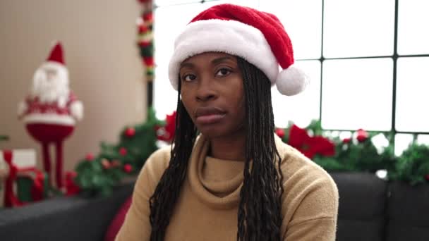 Mujer Africana Sonriendo Sentada Por Decoración Navidad Casa — Vídeos de Stock