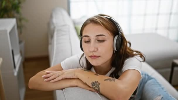 Mladá Žena Poslouchá Hudbu Uvolněná Pohovce Doma — Stock video