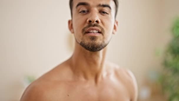 Jonge Spaanse Man Die Fitnesstraining Opneemt Slaapkamer — Stockvideo