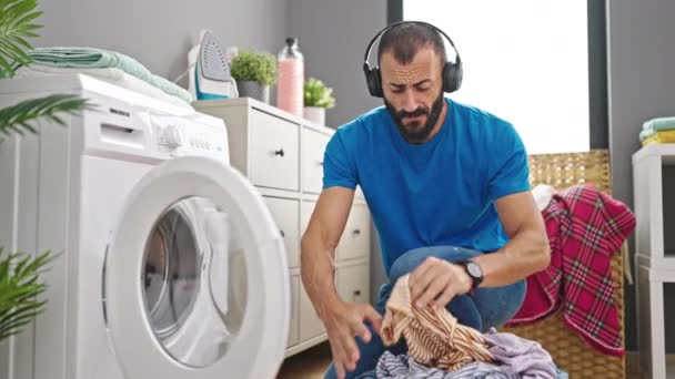 Giovane Uomo Ispanico Che Ascolta Musica Lavare Panni Lavanderia — Video Stock
