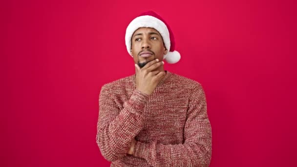 Afro Americano Uomo Indossare Natale Cappello Avendo Idea Oltre Isolato — Video Stock