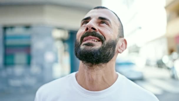 Young Hispanic Man Smiling Confident Looking Sky Street — Vídeo de Stock