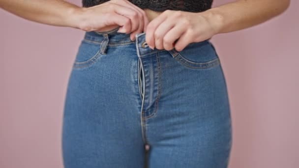 Jovem Mulher Loira Botão Jeans Sobre Fundo Rosa Isolado — Vídeo de Stock