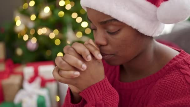 Αφροαμερικανή Που Γιορτάζει Χριστούγεννα Προσευχόμενη Στο Σπίτι — Αρχείο Βίντεο