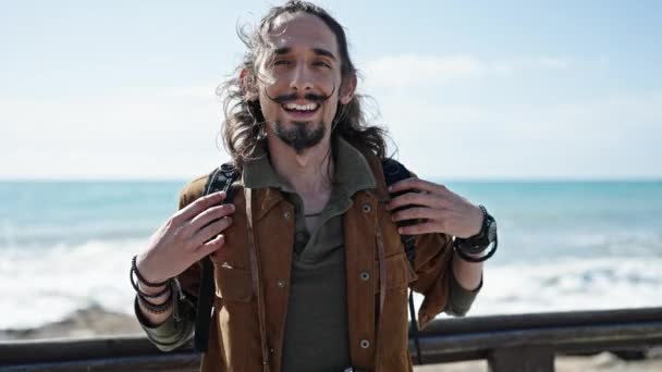 Jonge Spaanse Man Toerist Draagt Rugzak Glimlachend Aan Zee — Stockvideo