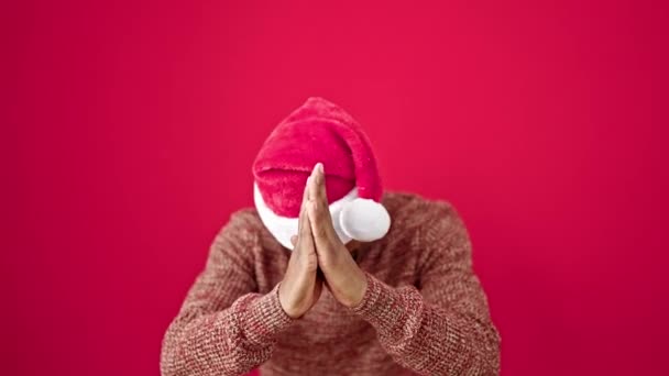 Африканский Американец Рождественской Шляпе Молится Скрещивает Пальцы Удачу Изолированном Красном — стоковое видео