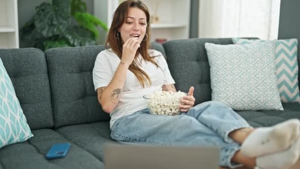 Młoda Piękna Latynoska Ogląda Film Jedząc Popcorn Siedząc Kanapie Domu — Wideo stockowe