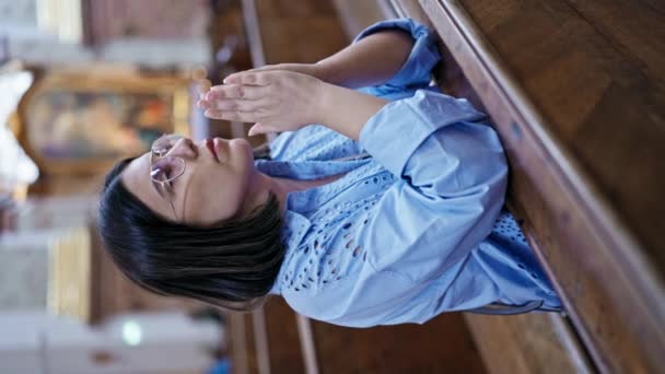 年轻美丽的惊慌失措的女人在圣卡尔博罗摩斯教堂的教堂长椅上祈祷 — 图库视频影像