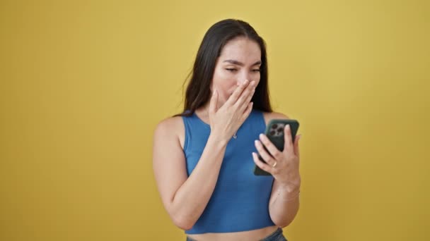 Genç Güzel Spanyol Bir Kadın Akıllı Telefon Kullanıyor Hayır Diyor — Stok video