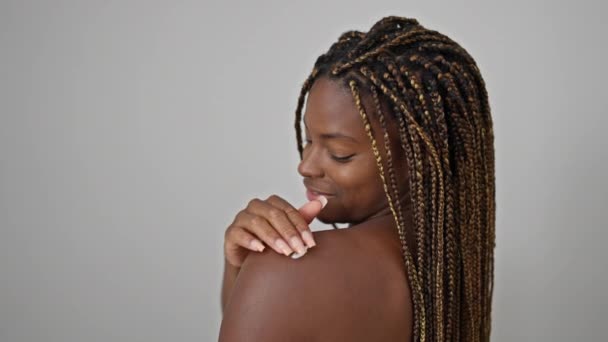 Afričanky Americká Žena Úsměvem Jistý Použití Krém Léčba Rameni Přes — Stock video