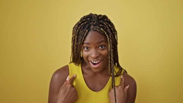 Mujer Afroamericana Señalándose Celebrando Sobre Aislado Fondo Amarillo — Vídeos de Stock