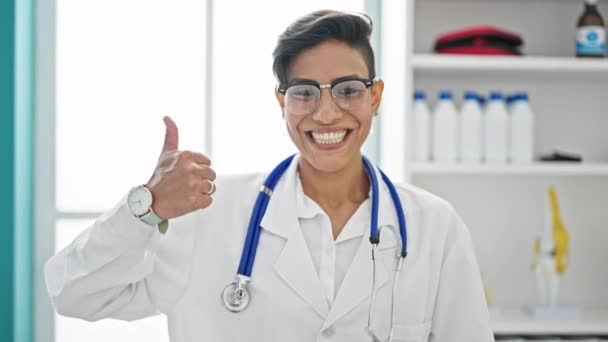 Genç Güzel Spanyol Kadın Doktor Klinikte Başparmağını Kaldırıyor — Stok video