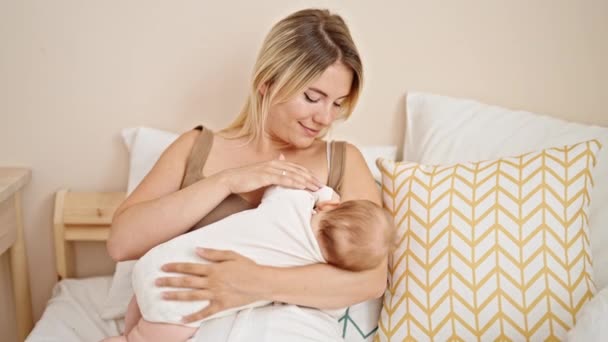 Madre Hija Sentadas Cama Amamantando Bebé Dormitorio — Vídeos de Stock