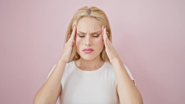 Νεαρή Ξανθιά Γυναίκα Που Υποφέρει Από Πονοκέφαλο Απομονωμένο Ροζ Φόντο — Αρχείο Βίντεο