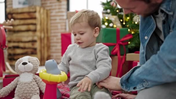 Padre Hijo Celebrando Navidad Jugando Con Juguetes Casa — Vídeos de Stock