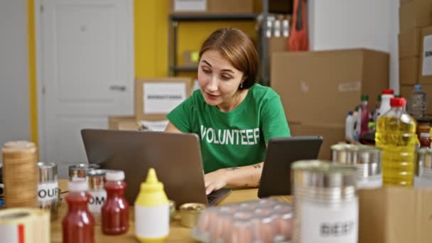 Mujer Joven Voluntaria Usando Laptop Touchpad Celebrando Centro Caridad — Vídeo de stock