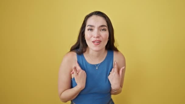 Mladá Krásná Hispánská Žena Ukazuje Sama Překvapená Slaví Přes Izolované — Stock video