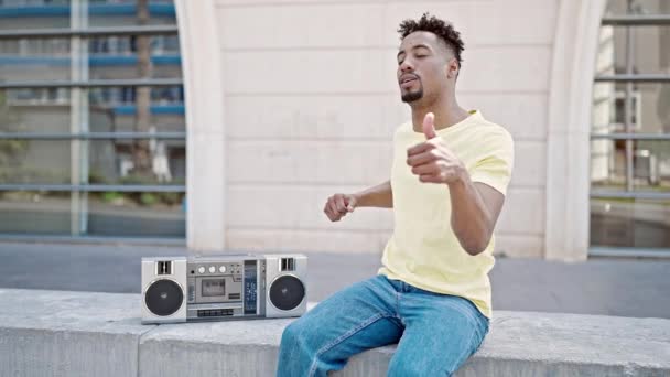 Hombre Afroamericano Escuchando Música Bailando Calle — Vídeos de Stock
