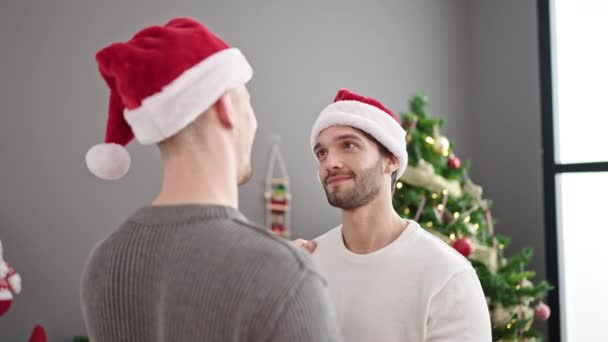 Dwóch Mężczyzn Świętuje Boże Narodzenie Całując Się Domu — Wideo stockowe