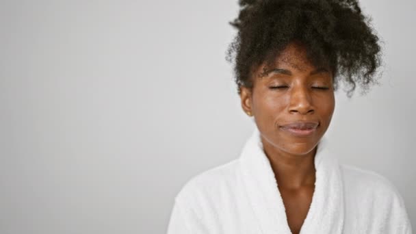身穿浴衣的非洲裔美国妇女对孤立的白色背景面带微笑 — 图库视频影像