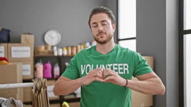 Jeune Homme Hispanique Volontaire Souriant Confiant Faire Geste Cœur Centre — Video