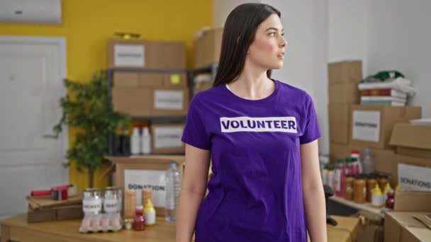 Молодая Красивая Латиноамериканка Волонтер Стоящая Серьезным Лицом Благотворительном Центре — стоковое видео