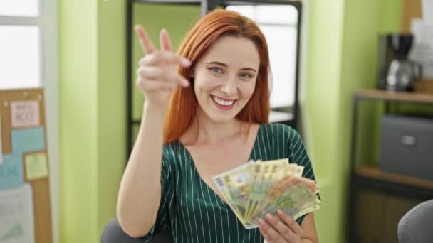 Joven Pelirroja Trabajadora Negocios Lanzando Billetes Leu Rumanos Sonriendo Oficina — Vídeos de Stock