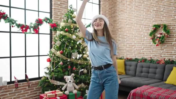 Jovem Bela Mulher Hispânica Celebrando Natal Dançando Casa — Vídeo de Stock