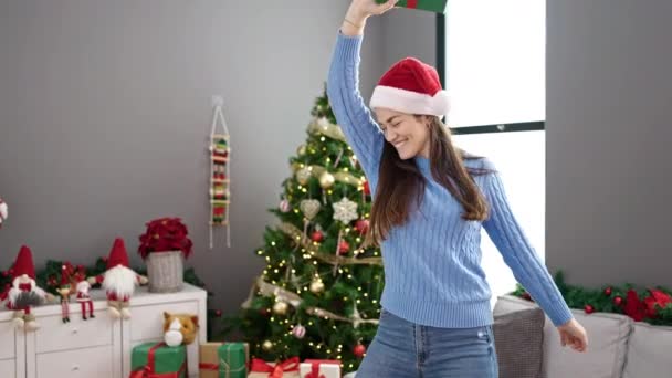 Giovane Donna Caucasica Che Celebra Natale Ballando Casa — Video Stock