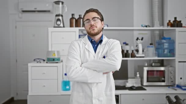 Jovem Cientista Hispânico Sorrindo Confiante Com Braços Cruzados Gesto Laboratório — Vídeo de Stock