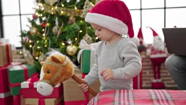 Kaukasiska Barn Leker Med Julklapp Gungande Häst Leksak Hemma — Stockvideo