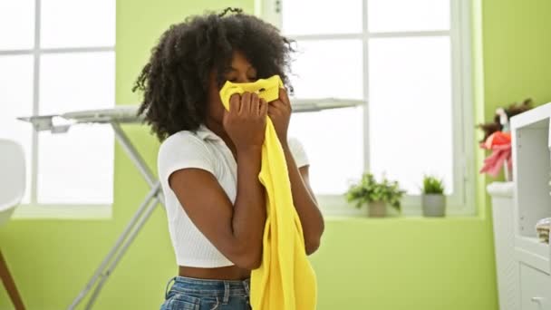 Afrikansk Amerikansk Kvinna Tvättar Kläder Luktar Ren Tröja Tvättstuga — Stockvideo