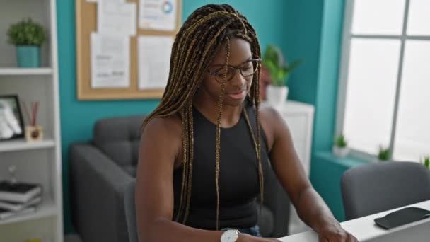 Afričanky Americká Žena Obchodní Pracovník Přičemž Brýle Protahování Zbraní Kanceláři — Stock video
