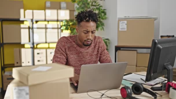 African American Man Ecommerce Επιχειρηματίας Χρησιμοποιώντας Φορητό Υπολογιστή Κάθεται Στο — Αρχείο Βίντεο