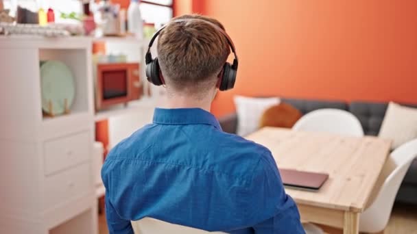 Joven Hispano Escuchando Música Sentada Mesa Revés Comedor — Vídeos de Stock