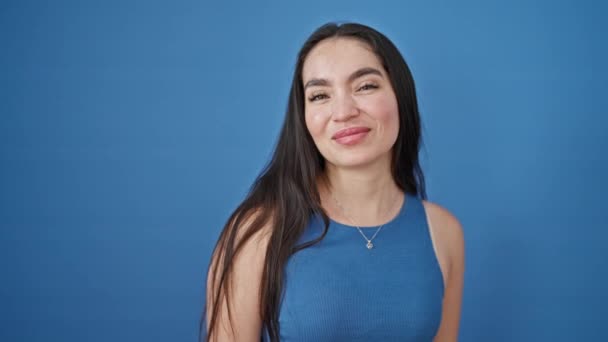 Молодая Красивая Латиноамериканка Уверенно Улыбается Говоря Головой Изолированном Синем Фоне — стоковое видео