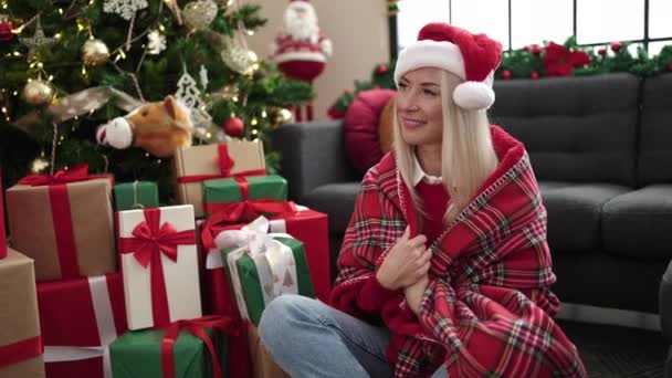 Evdeki Noel Ağacının Yanında Battaniyeli Genç Sarışın Kadın Oturuyor — Stok video