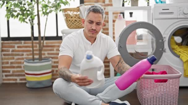 Hombre Hispano Joven Lavando Ropa Eligiendo Botella Detergente Lavandería — Vídeo de stock