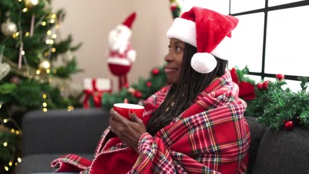 Afrikalı Kadın Evde Noel Ağacının Yanında Kahve Içiyor — Stok video