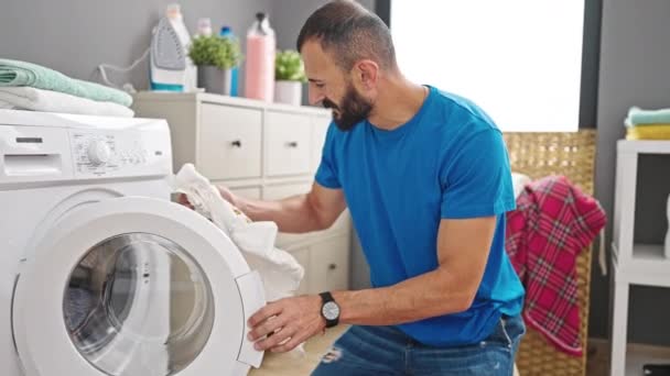 Ung Latinamerikan Man Tvätta Kläder Håller Smutsiga Tvättstugan — Stockvideo
