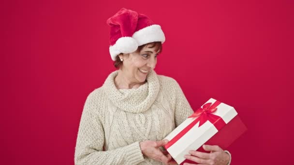 Dojrzałe Hiszpanka Uśmiechnięta Gospodarstwa Obecny Noszenie Boże Narodzenie Kapelusz Odizolowanym — Wideo stockowe