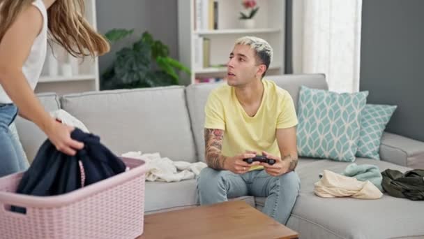 Belo Casal Fazendo Tarefas Enquanto Namorado Jogando Videogame Casa — Vídeo de Stock
