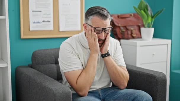 オフィスでストレスを受けたメガネを取る灰色の髪の男のビジネスワーカー — ストック動画
