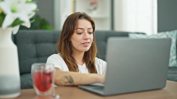 Jovem Bela Mulher Hispânica Fechando Laptop Sorrindo Casa — Vídeo de Stock