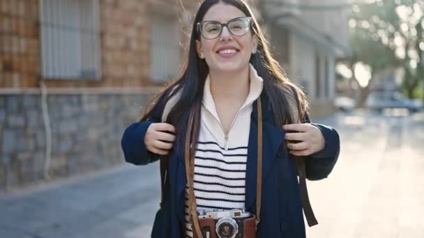 Ung Latinamerikansk Kvinna Turist Bär Ryggsäck Och Kamera Ler Mot — Stockvideo