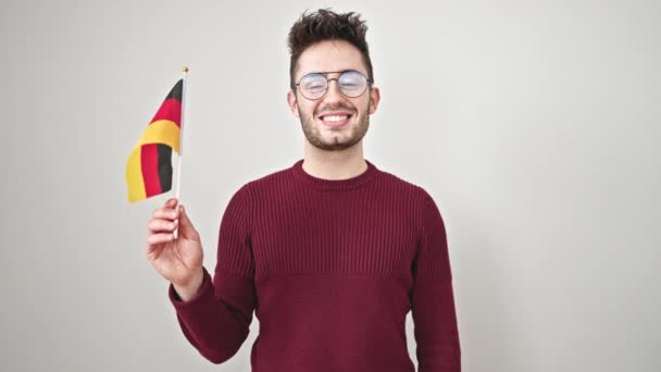Mladý Hispánec Muž Usměvavý Sebevědomě Drží Deutschland Vlajku Nad Izolované — Stock video