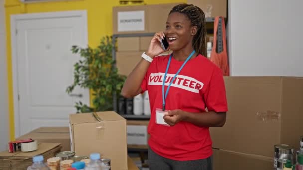 非裔美国妇女志愿者在办公室用智能手机自信地微笑 — 图库视频影像
