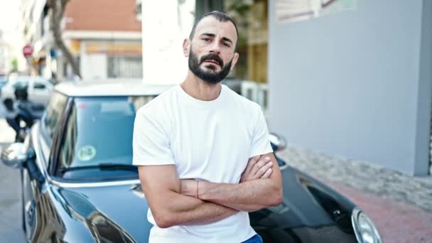 Jonge Latijns Amerikaanse Man Zit Auto Met Armen Gekruist Gebaar — Stockvideo