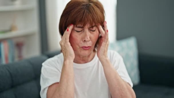 Μεσήλικη Γυναίκα Που Υποφέρει Από Πονοκέφαλο Κάθεται Στον Καναπέ Στο — Αρχείο Βίντεο